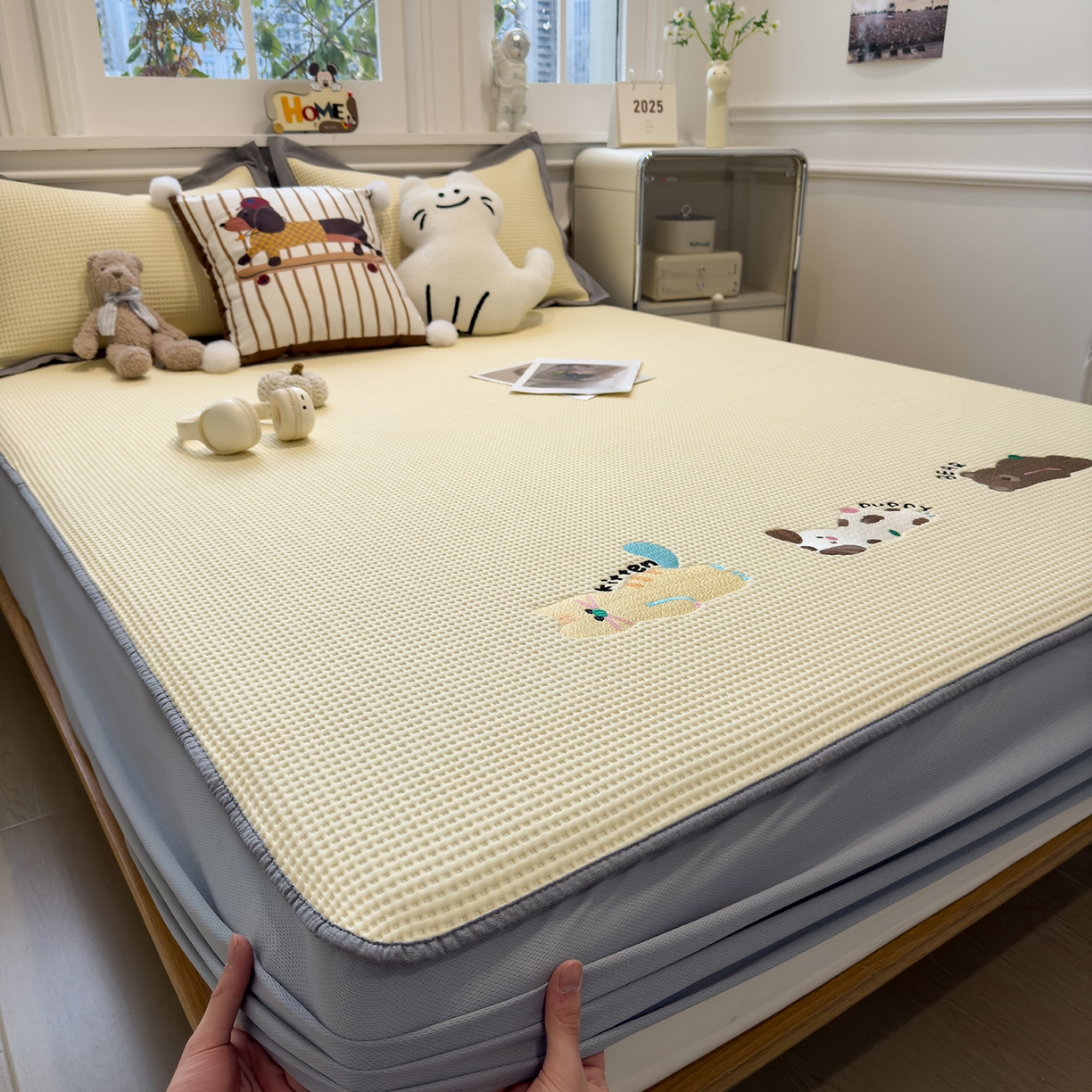 91家纺网 家纺一手货源 找家纺 几禾 2026新款华夫格刺绣款席子凉席 懒懒小憩-床笠款