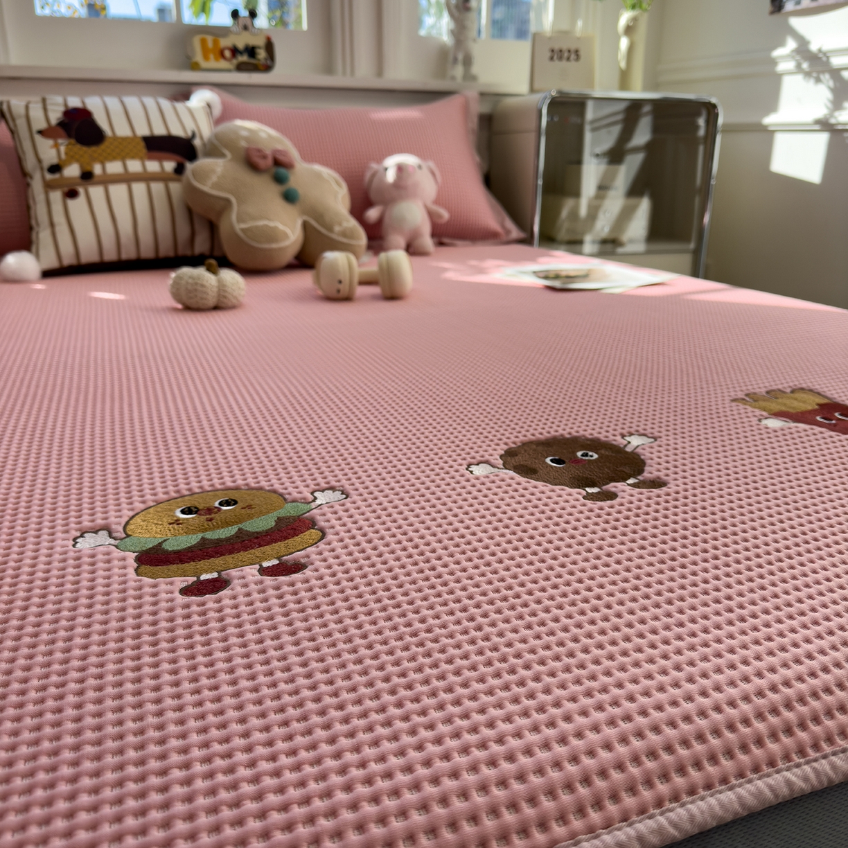 91家纺网 家纺一手货源 找家纺 几禾 2026新款华夫格刺绣款席子凉席 可可喵派-床笠款