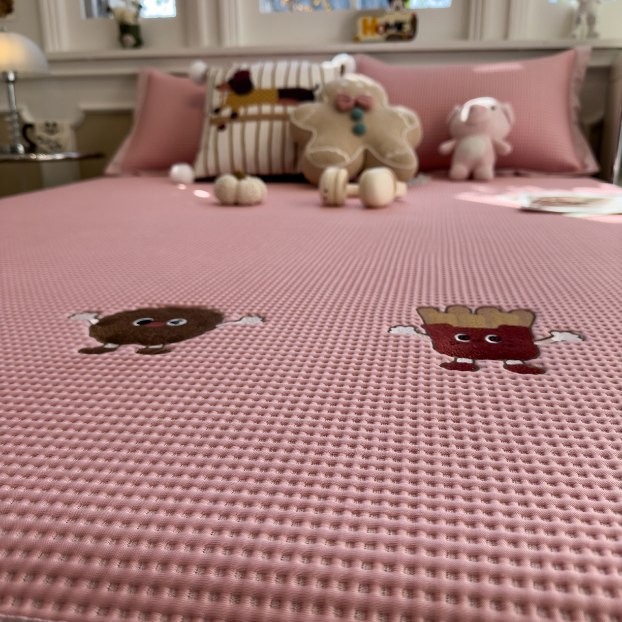 91家纺网 家纺一手货源 找家纺 几禾 2026新款华夫格刺绣款席子凉席 可可喵派-床笠款