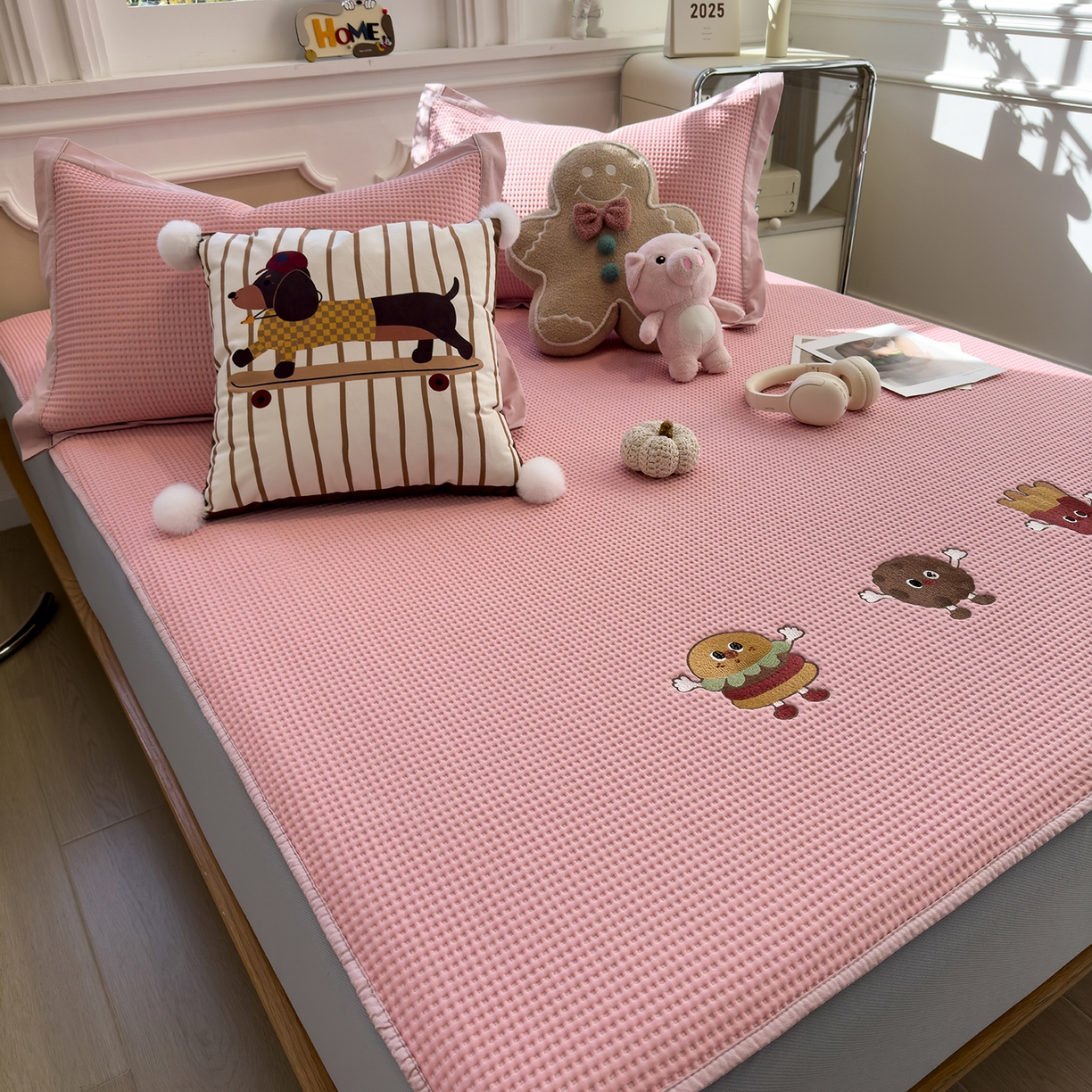 91家纺网 家纺一手货源 找家纺 几禾 2026新款华夫格刺绣款席子凉席 可可喵派-床笠款