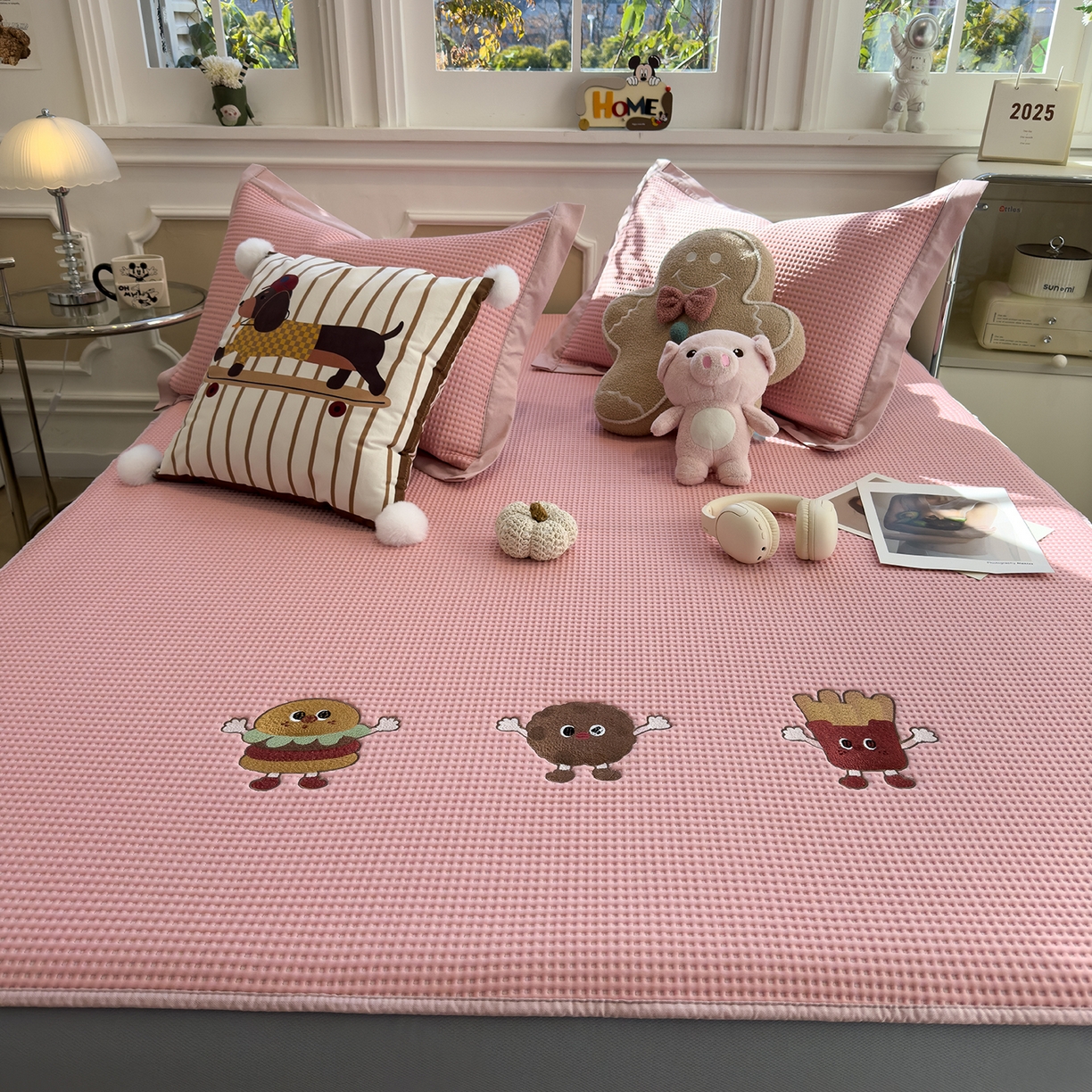 91家纺网 家纺一手货源 找家纺 几禾 2026新款华夫格刺绣款席子凉席 可可喵派-床笠款