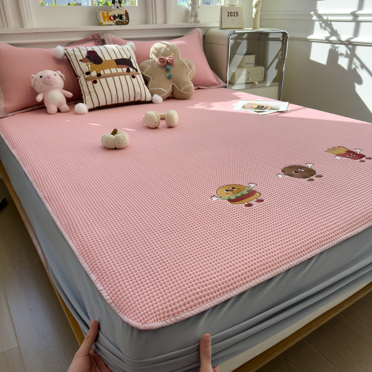 91家纺网 家纺一手货源 找家纺 几禾 2026新款华夫格刺绣款席子凉席 可可喵派-床笠款