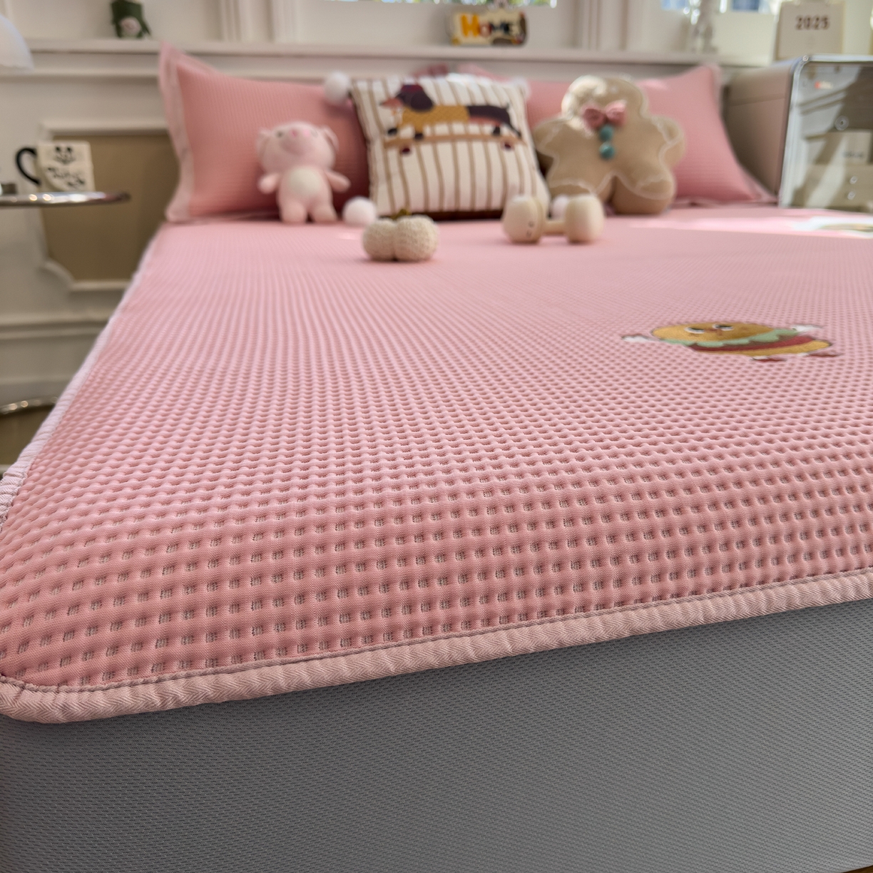 91家纺网 家纺一手货源 找家纺 几禾 2026新款华夫格刺绣款席子凉席 可可喵派-床笠款