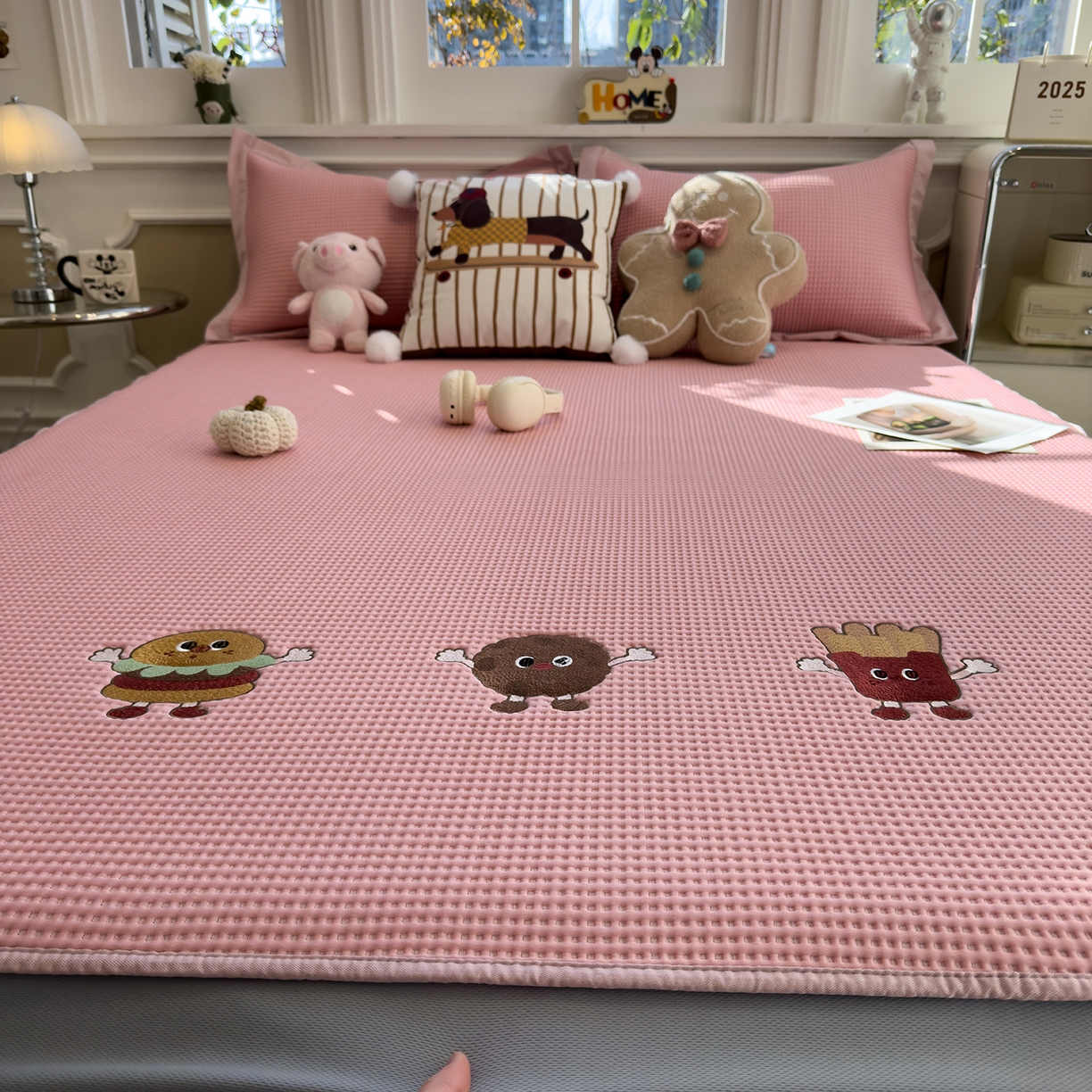 91家纺网 家纺一手货源 找家纺 几禾 2026新款华夫格刺绣款席子凉席 可可喵派-床笠款