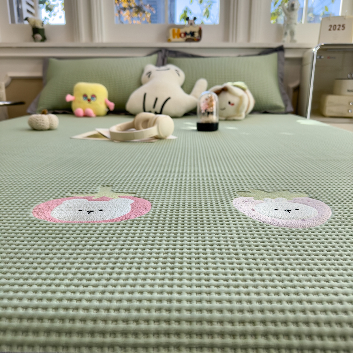 91家纺网 家纺一手货源 找家纺 几禾 2026新款华夫格刺绣款席子凉席 奶冻喵-果绿-床笠款