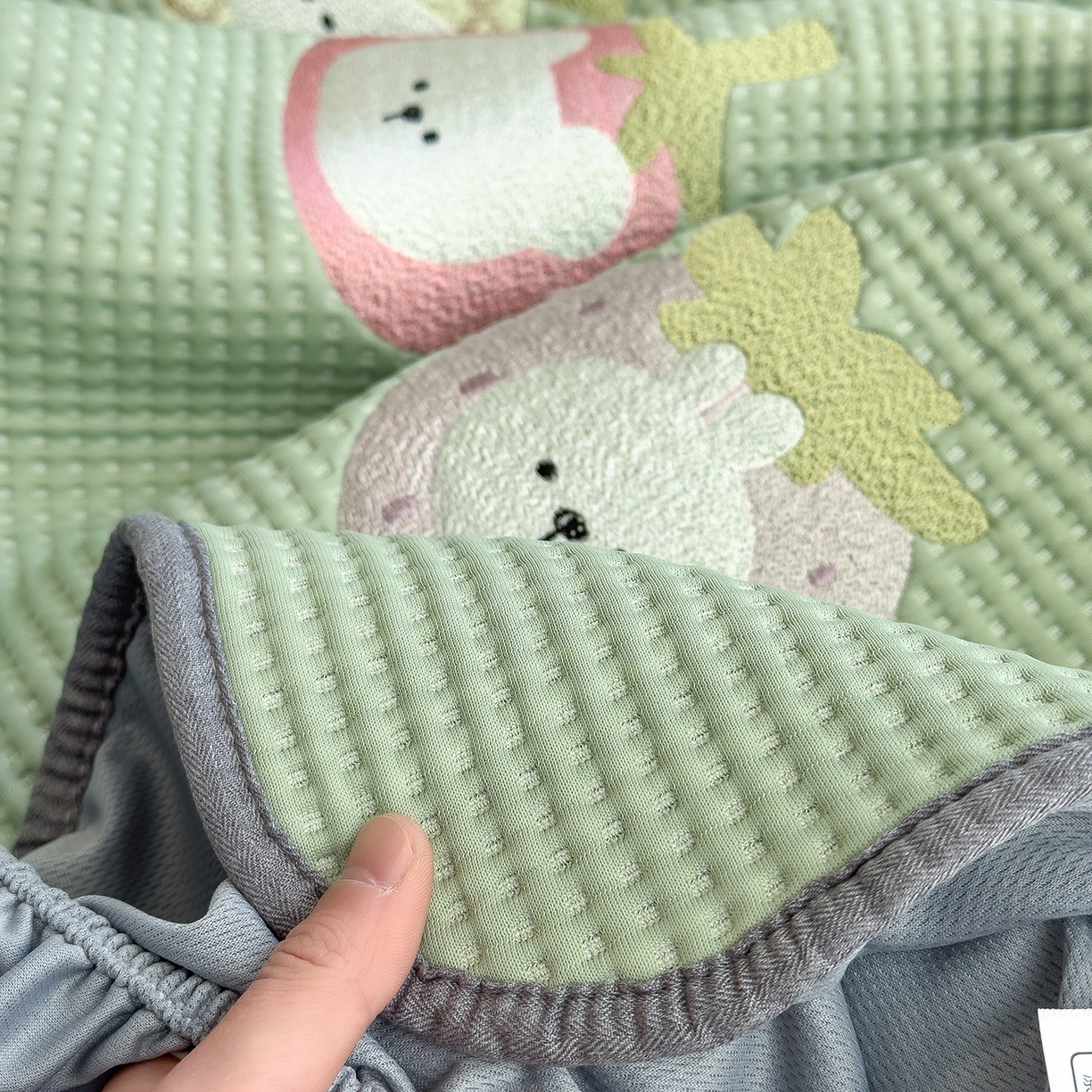 91家纺网 家纺一手货源 找家纺 几禾 2026新款华夫格刺绣款席子凉席 奶冻喵-果绿-床笠款