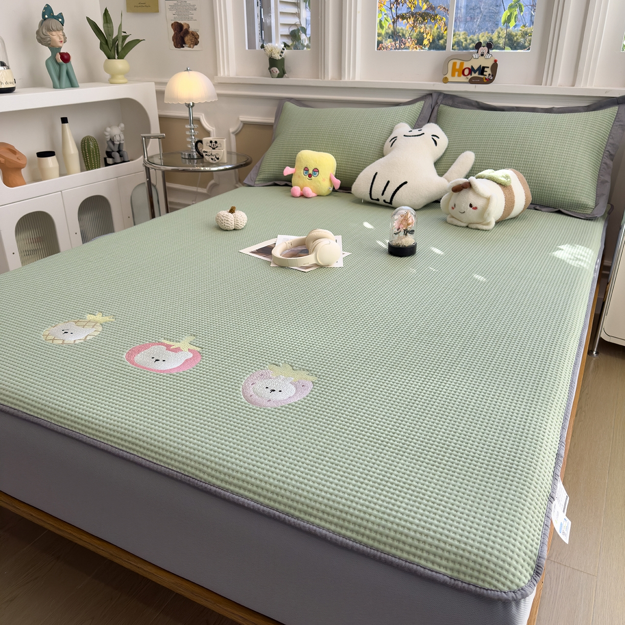 91家纺网 家纺一手货源 找家纺 几禾 2026新款华夫格刺绣款席子凉席 奶冻喵-果绿-床笠款