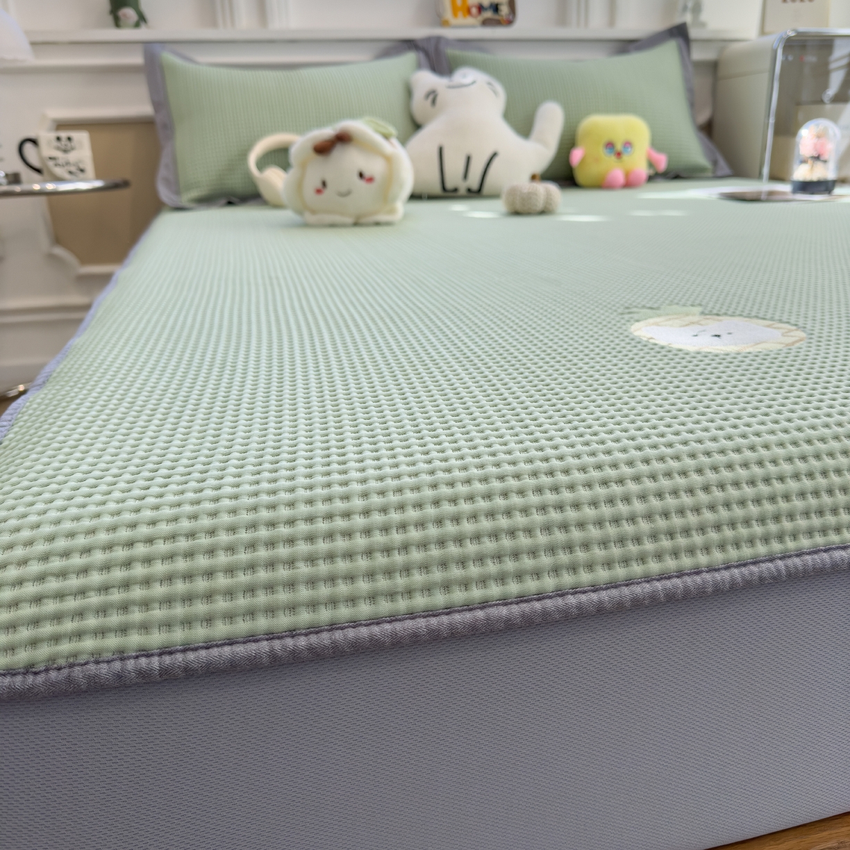 91家纺网 家纺一手货源 找家纺 几禾 2026新款华夫格刺绣款席子凉席 奶冻喵-果绿-床笠款