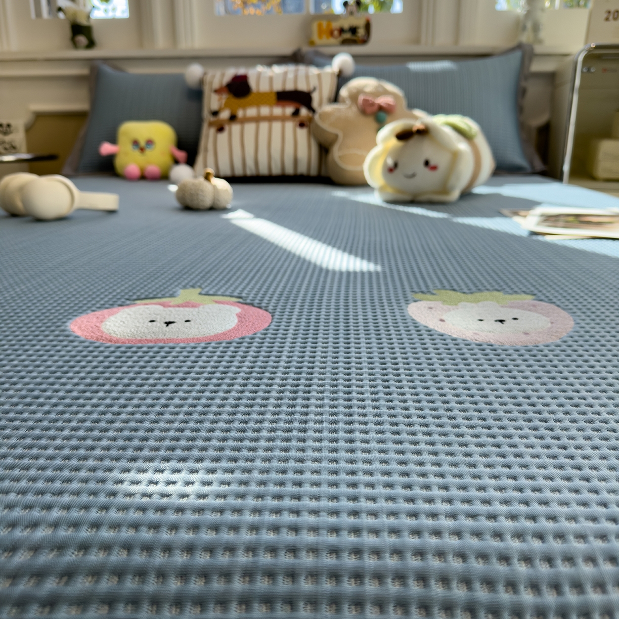 91家纺网 家纺一手货源 找家纺 几禾 2026新款华夫格刺绣款席子凉席 奶冻喵-湖蓝-床笠款