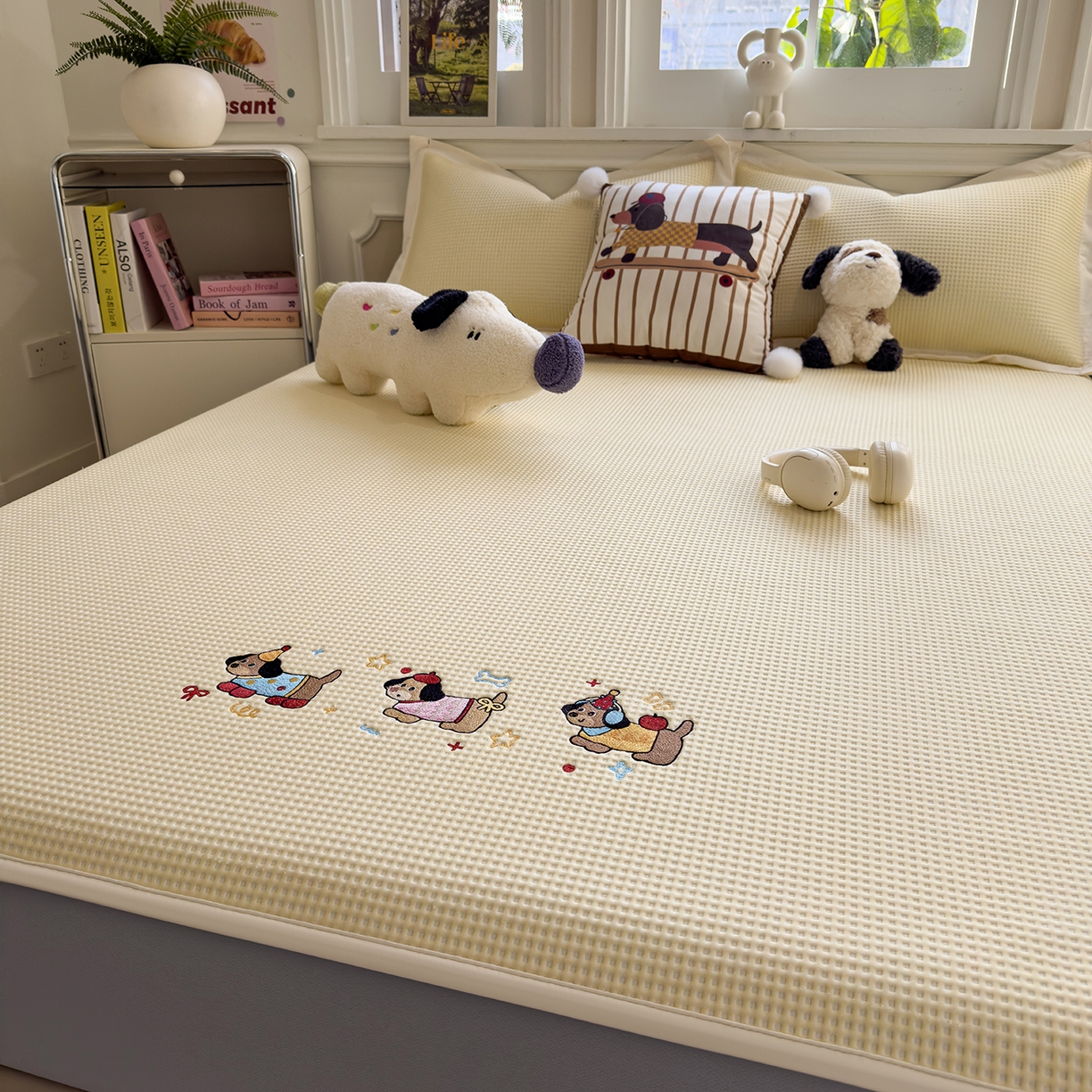 91家纺网 家纺一手货源 找家纺 几禾 2026新款华夫格刺绣款席子凉席 趣味腊肠狗-床笠款