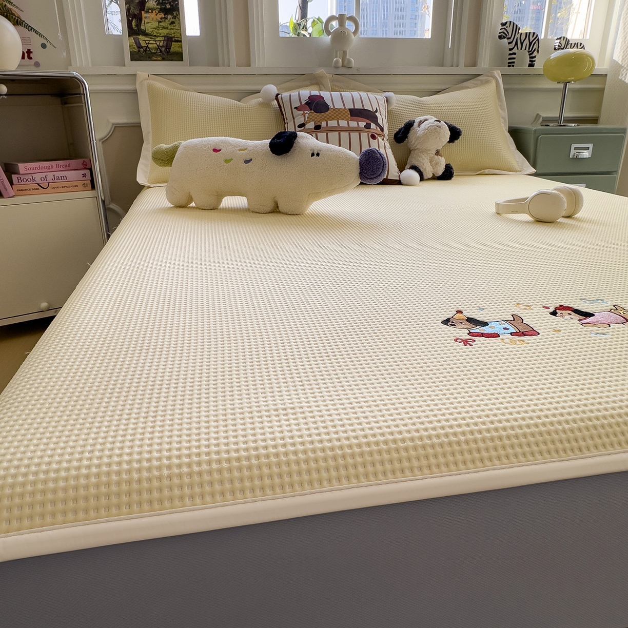 91家纺网 家纺一手货源 找家纺 几禾 2026新款华夫格刺绣款席子凉席 趣味腊肠狗-床笠款