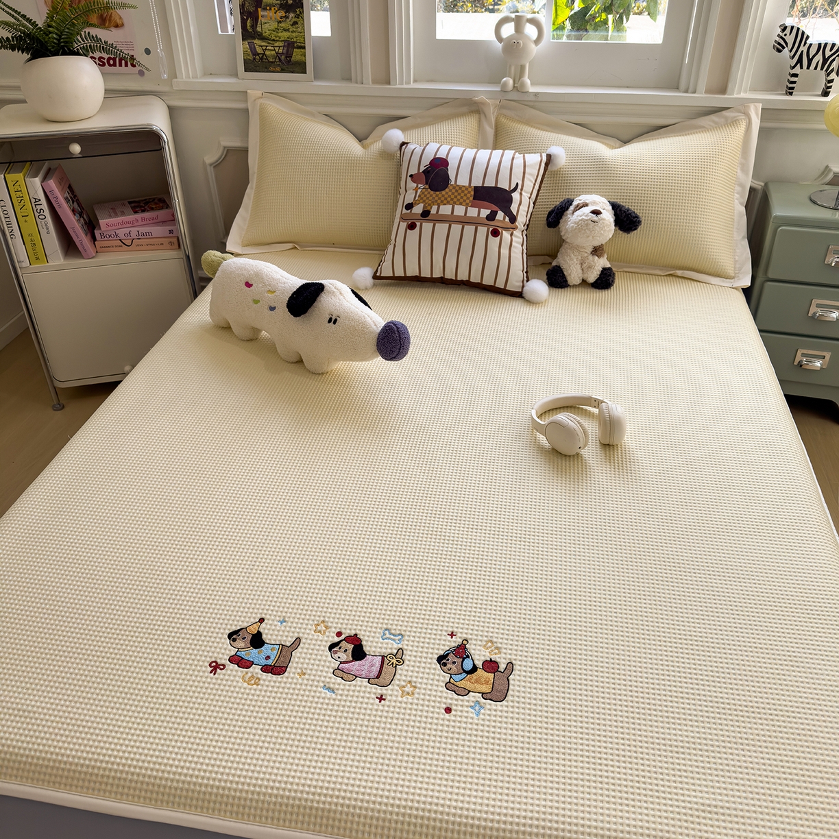 91家纺网 家纺一手货源 找家纺 几禾 2026新款华夫格刺绣款席子凉席 趣味腊肠狗-床笠款