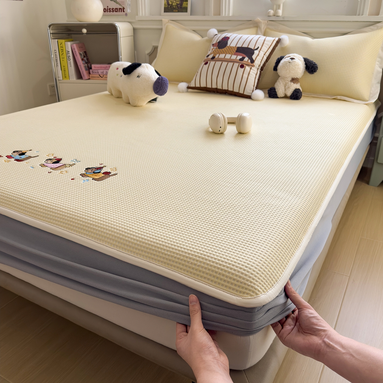 91家纺网 家纺一手货源 找家纺 几禾 2026新款华夫格刺绣款席子凉席 趣味腊肠狗-床笠款