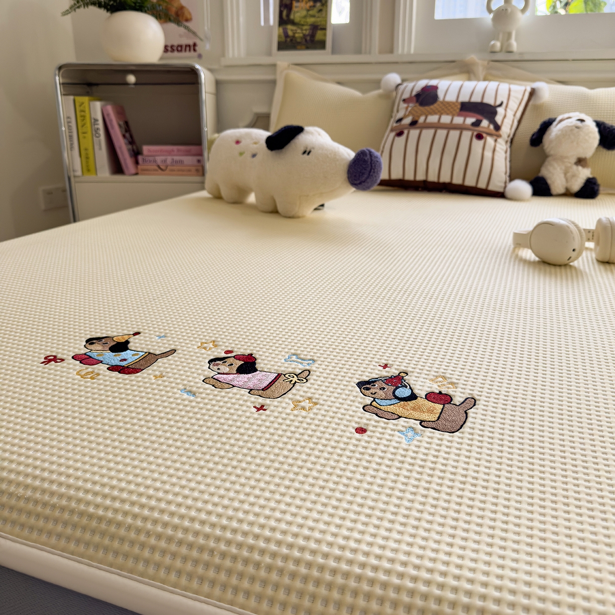 91家纺网 家纺一手货源 找家纺 几禾 2026新款华夫格刺绣款席子凉席 趣味腊肠狗-床笠款