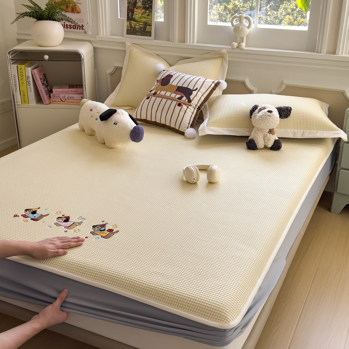 91家纺网 家纺一手货源 找家纺 几禾 2026新款华夫格刺绣款席子凉席 趣味腊肠狗-床笠款