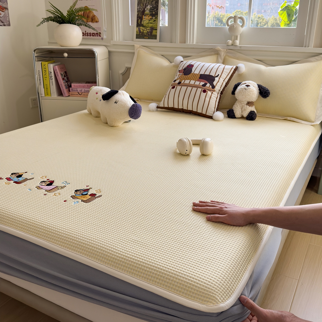 91家纺网 家纺一手货源 找家纺 几禾 2026新款华夫格刺绣款席子凉席 趣味腊肠狗-床笠款