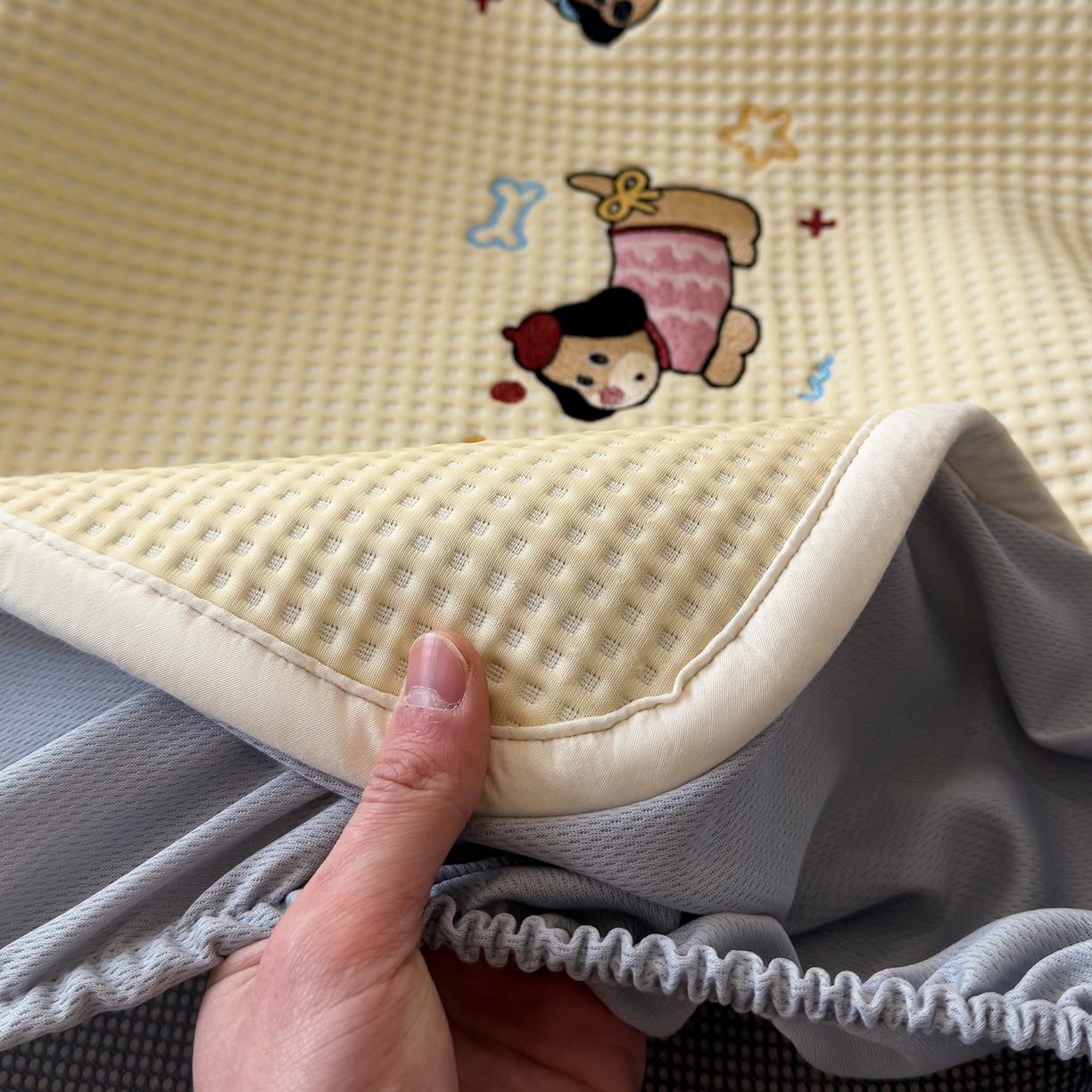 91家纺网 家纺一手货源 找家纺 几禾 2026新款华夫格刺绣款席子凉席 趣味腊肠狗-床笠款