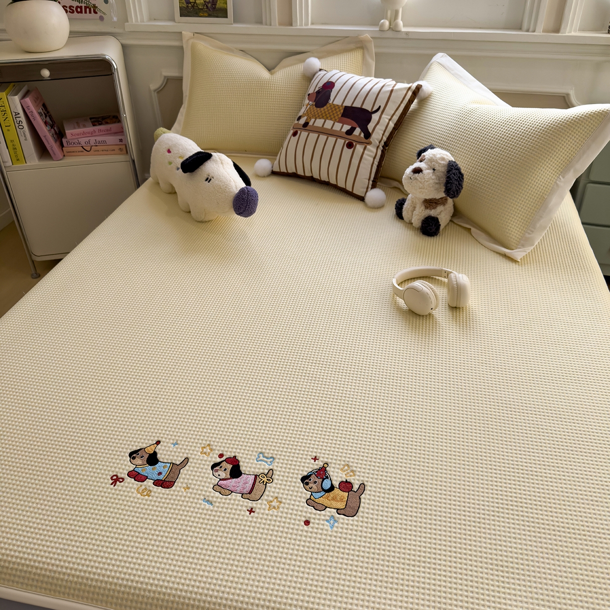 91家纺网 家纺一手货源 找家纺 几禾 2026新款华夫格刺绣款席子凉席 趣味腊肠狗-床笠款