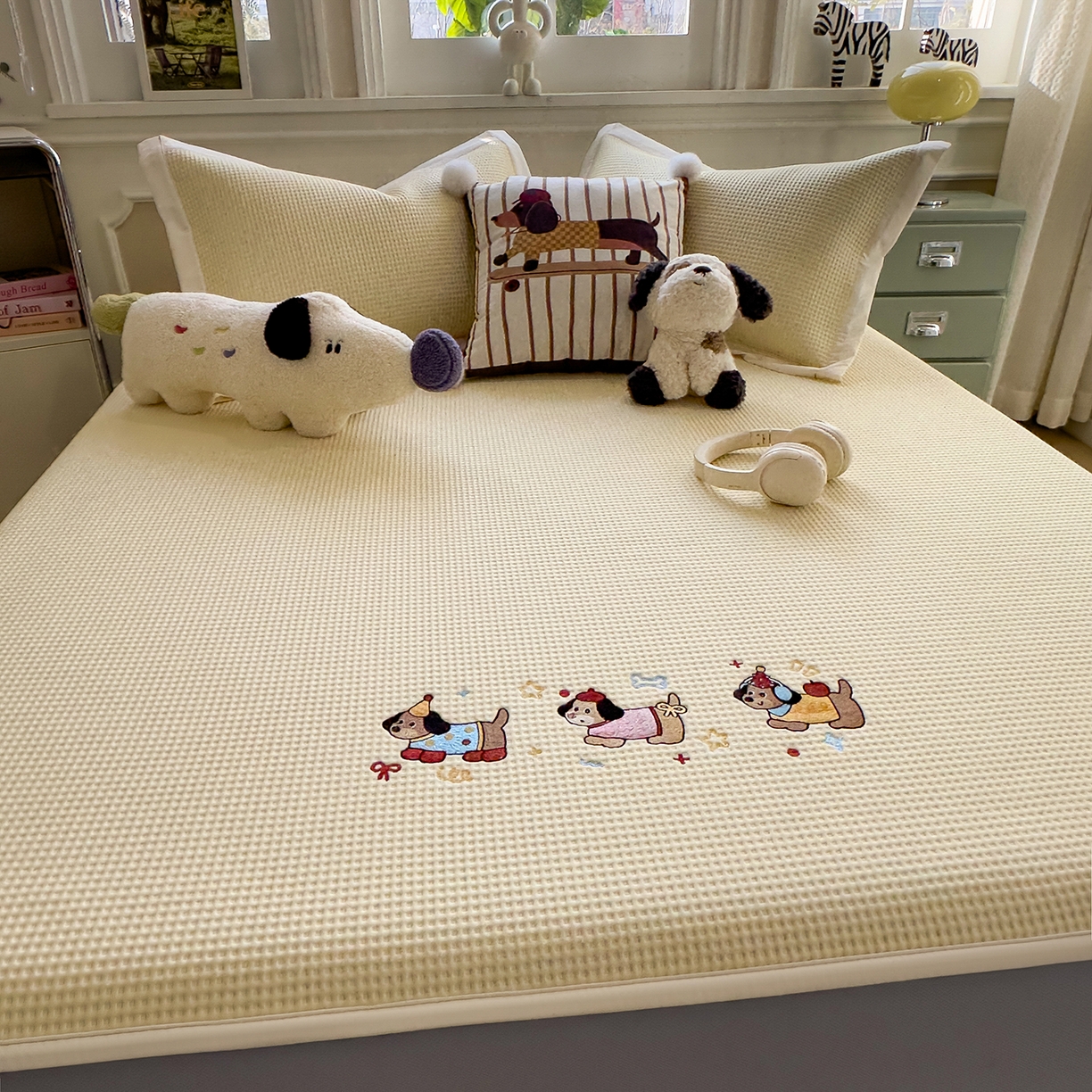 91家纺网 家纺一手货源 找家纺 几禾 2026新款华夫格刺绣款席子凉席 趣味腊肠狗-床笠款