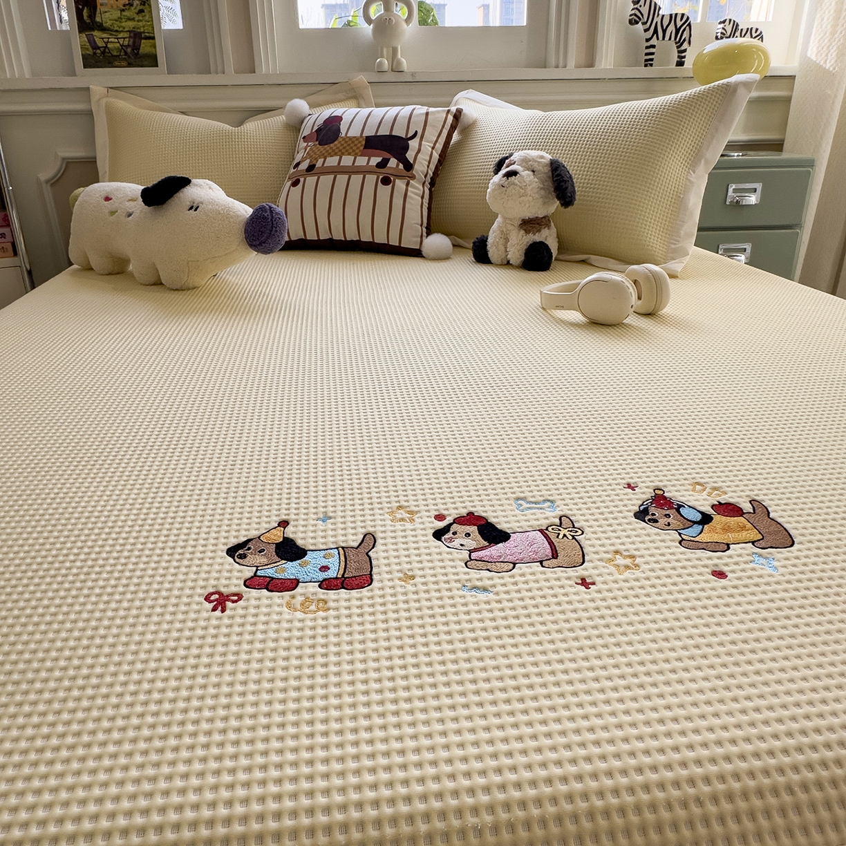 91家纺网 家纺一手货源 找家纺 几禾 2026新款华夫格刺绣款席子凉席 趣味腊肠狗-床笠款