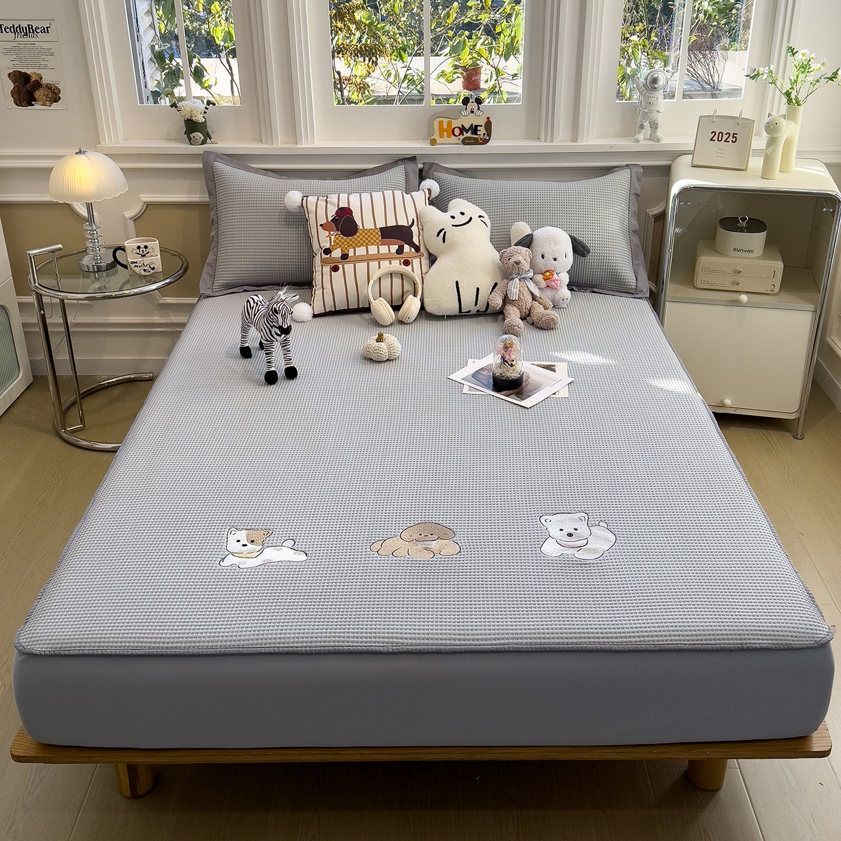 91家纺网 家纺一手货源 找家纺 几禾 2026新款华夫格刺绣款席子凉席 躺躺岛-淡雅灰-床笠款