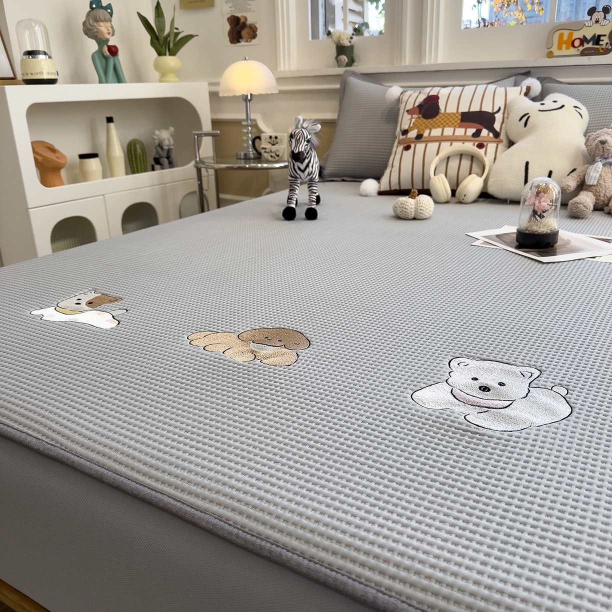 91家纺网 家纺一手货源 找家纺 几禾 2026新款华夫格刺绣款席子凉席 躺躺岛-淡雅灰-床笠款