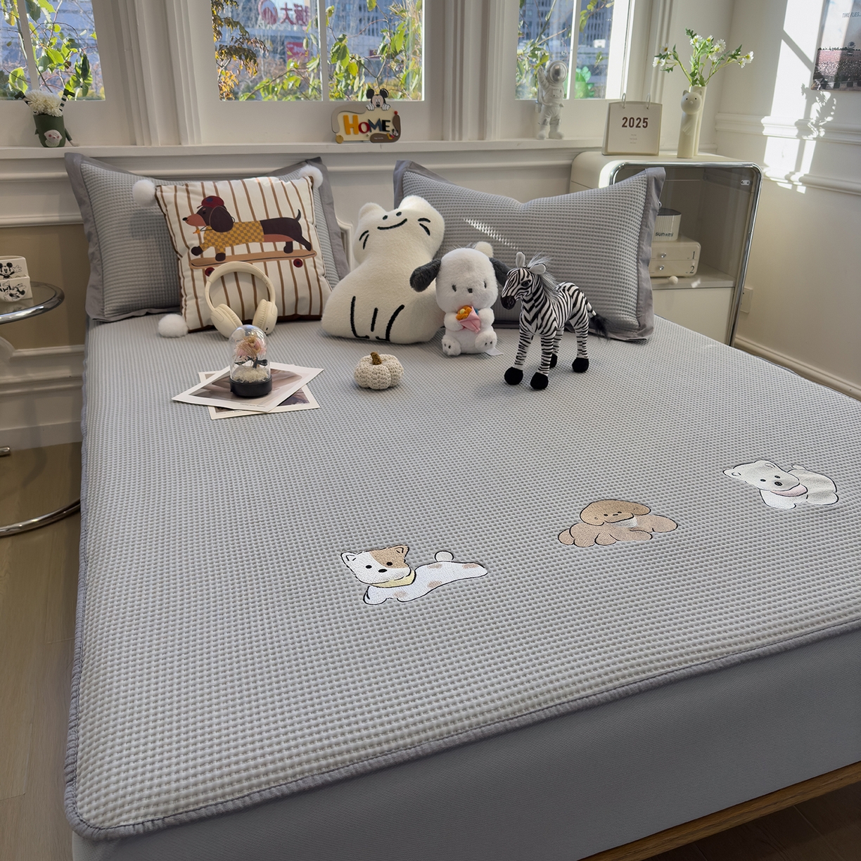 91家纺网 家纺一手货源 找家纺 几禾 2026新款华夫格刺绣款席子凉席 躺躺岛-淡雅灰-床笠款