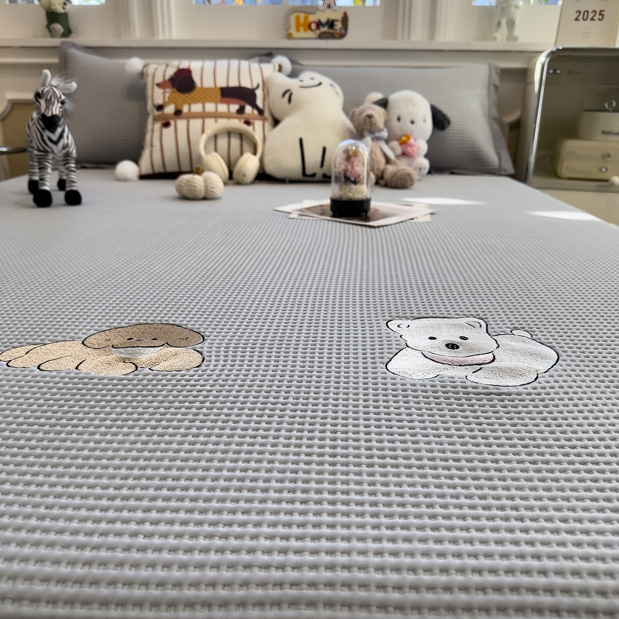 91家纺网 家纺一手货源 找家纺 几禾 2026新款华夫格刺绣款席子凉席 躺躺岛-淡雅灰-床笠款