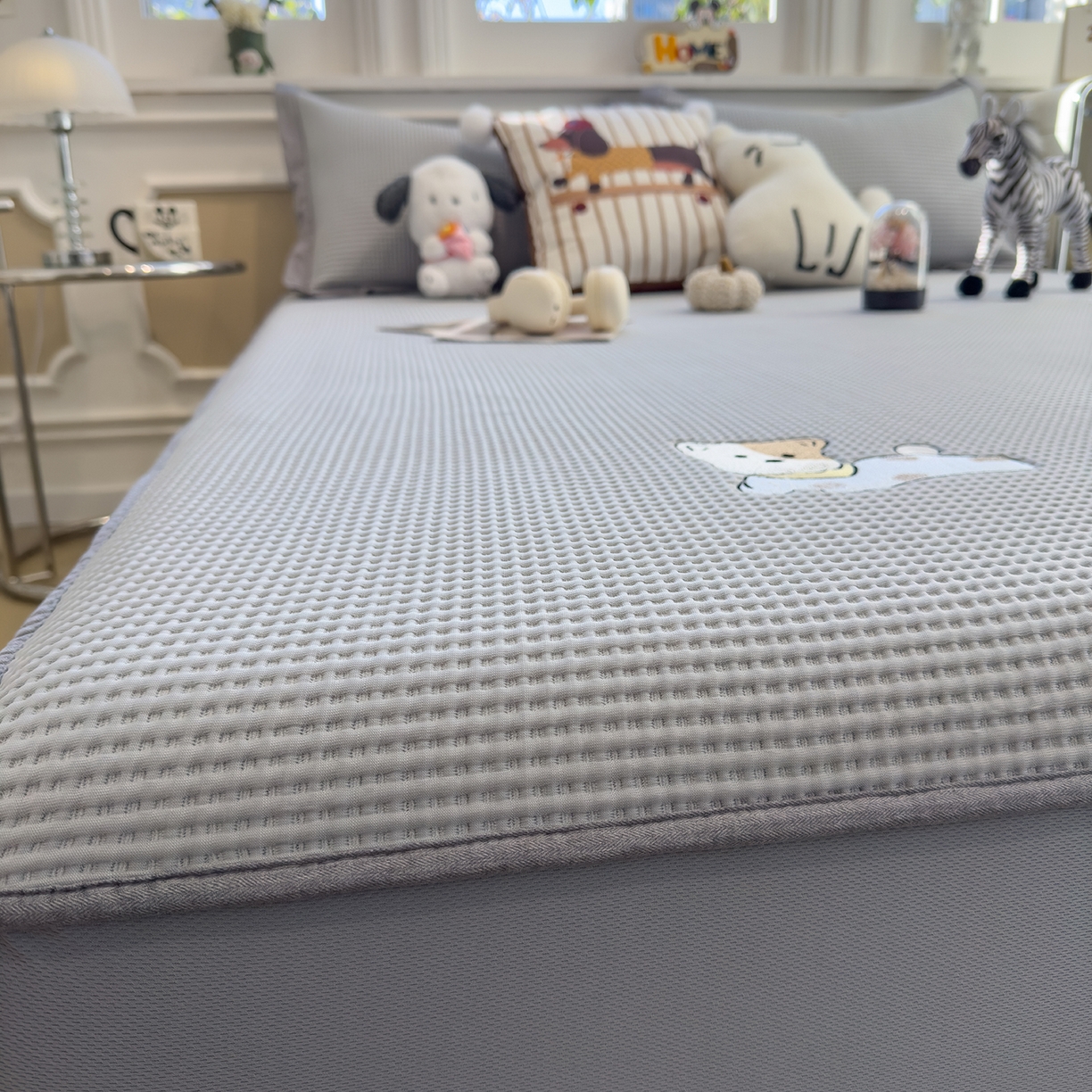 91家纺网 家纺一手货源 找家纺 几禾 2026新款华夫格刺绣款席子凉席 躺躺岛-淡雅灰-床笠款