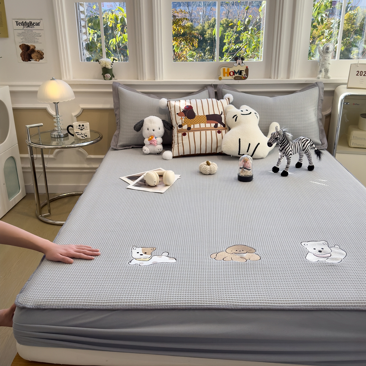 91家纺网 家纺一手货源 找家纺 几禾 2026新款华夫格刺绣款席子凉席 躺躺岛-淡雅灰-床笠款