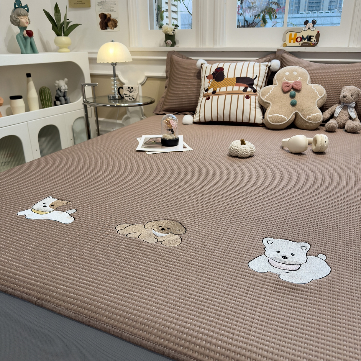 91家纺网 家纺一手货源 找家纺 几禾 2026新款华夫格刺绣款席子凉席 躺躺岛-咖啡棕-床笠款