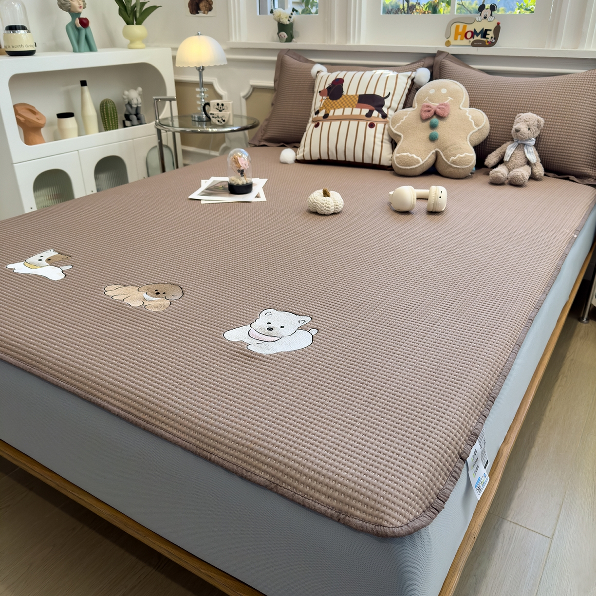 91家纺网 家纺一手货源 找家纺 几禾 2026新款华夫格刺绣款席子凉席 躺躺岛-咖啡棕-床笠款