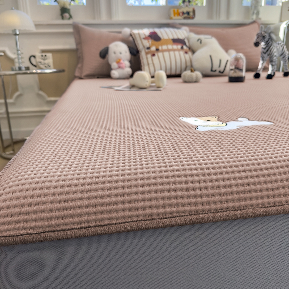 91家纺网 家纺一手货源 找家纺 几禾 2026新款华夫格刺绣款席子凉席 躺躺岛-咖啡棕-床笠款