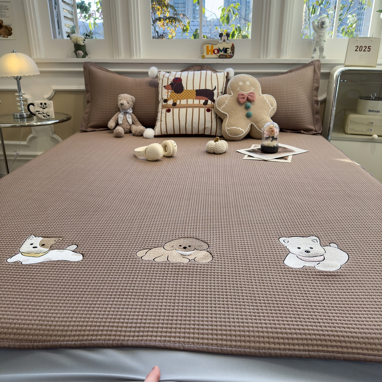 91家纺网 家纺一手货源 找家纺 几禾 2026新款华夫格刺绣款席子凉席 躺躺岛-咖啡棕-床笠款