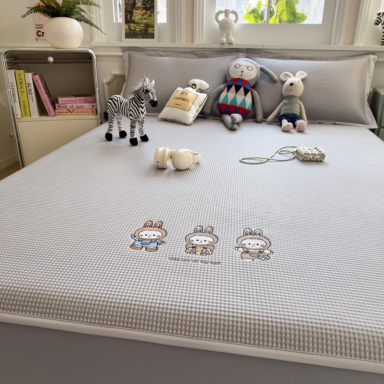 91家纺网 家纺一手货源 找家纺 几禾 2026新款华夫格刺绣款席子凉席 兔免星人-床笠款