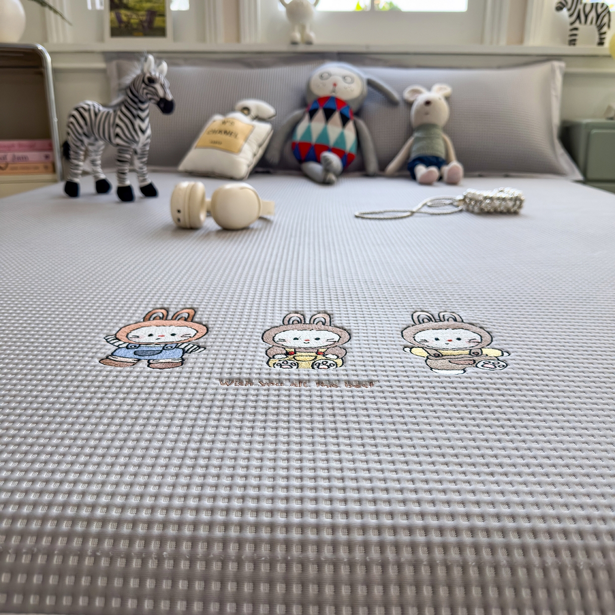 91家纺网 家纺一手货源 找家纺 几禾 2026新款华夫格刺绣款席子凉席 兔免星人-床笠款