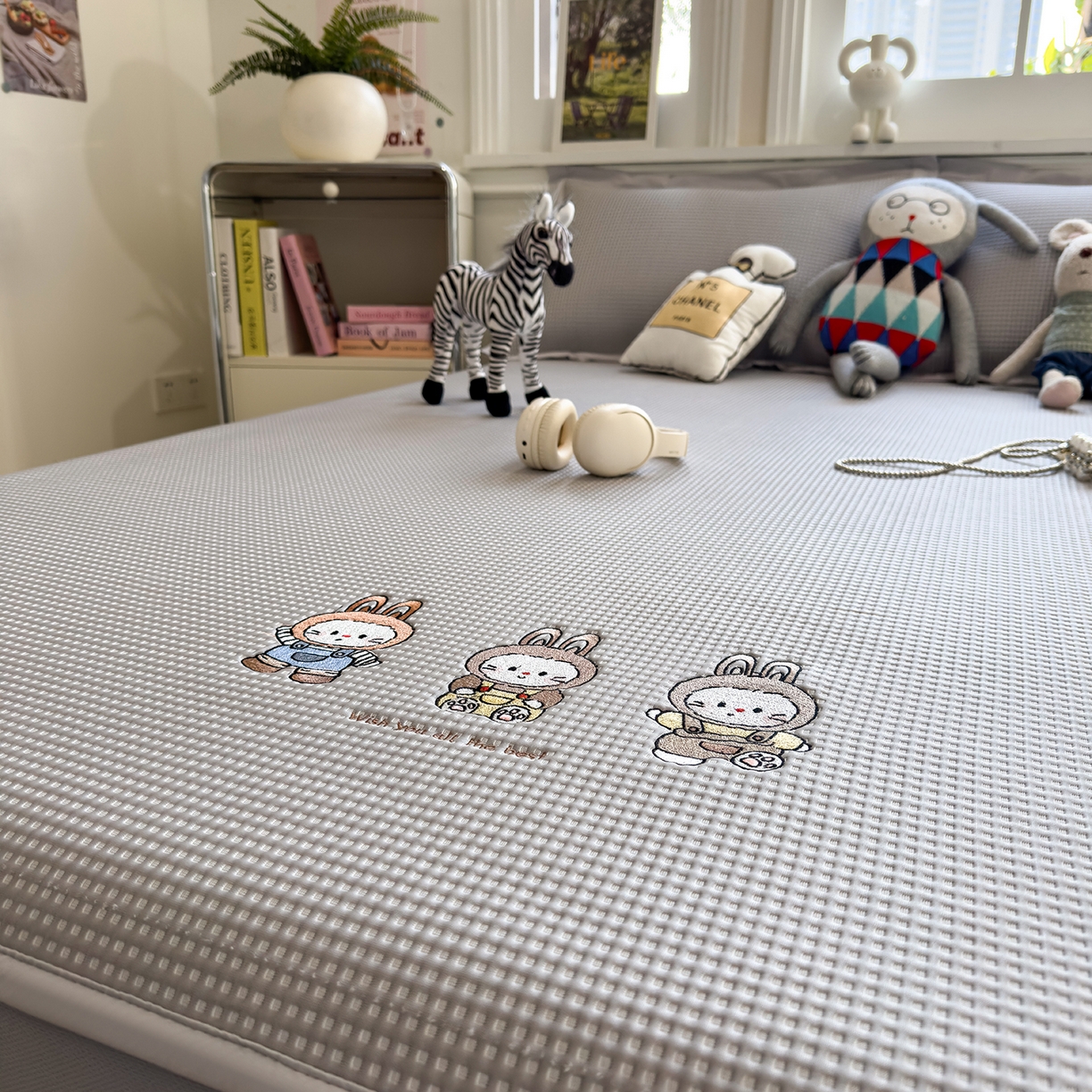 91家纺网 家纺一手货源 找家纺 几禾 2026新款华夫格刺绣款席子凉席 兔免星人-床笠款