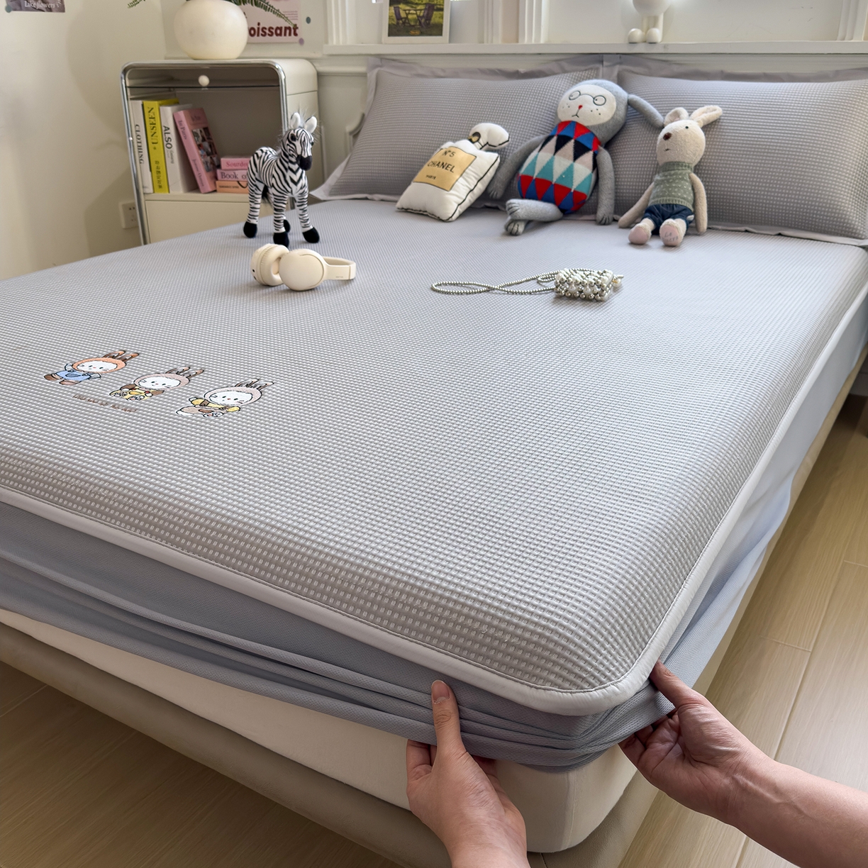 91家纺网 家纺一手货源 找家纺 几禾 2026新款华夫格刺绣款席子凉席 兔免星人-床笠款