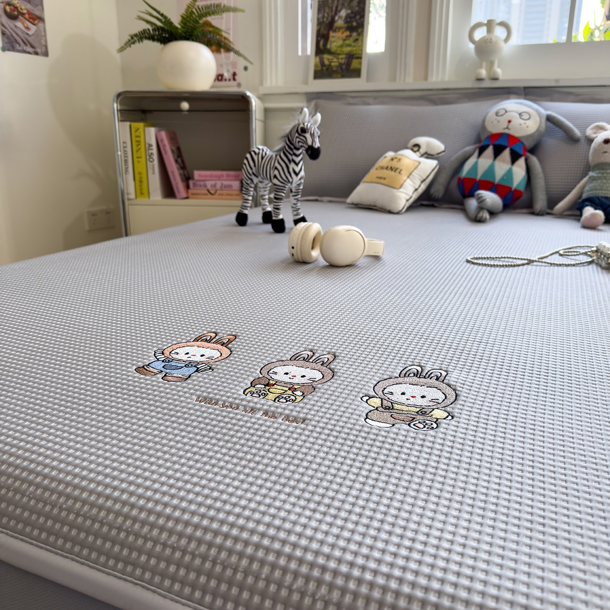 91家纺网 家纺一手货源 找家纺 几禾 2026新款华夫格刺绣款席子凉席 兔免星人-床笠款