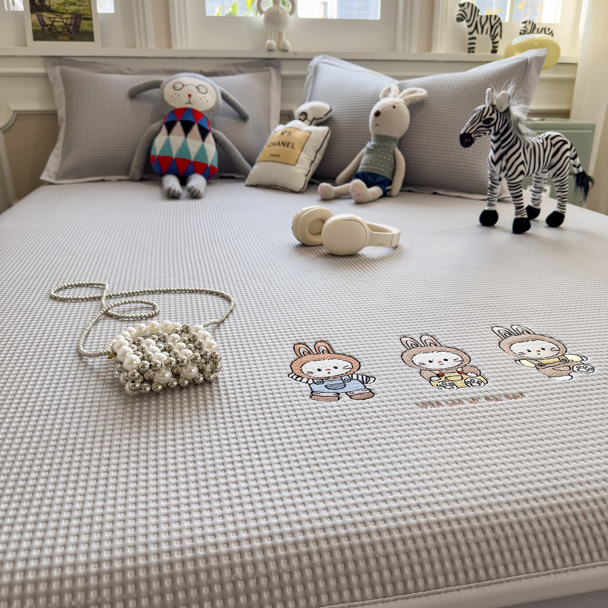 91家纺网 家纺一手货源 找家纺 几禾 2026新款华夫格刺绣款席子凉席 兔免星人-床笠款