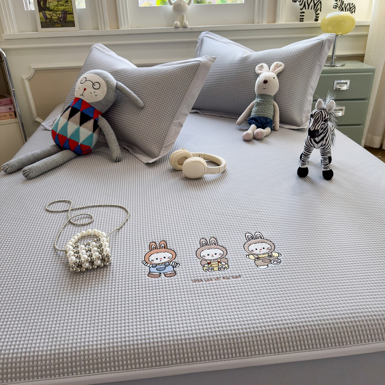 91家纺网 家纺一手货源 找家纺 几禾 2026新款华夫格刺绣款席子凉席 兔免星人-床笠款