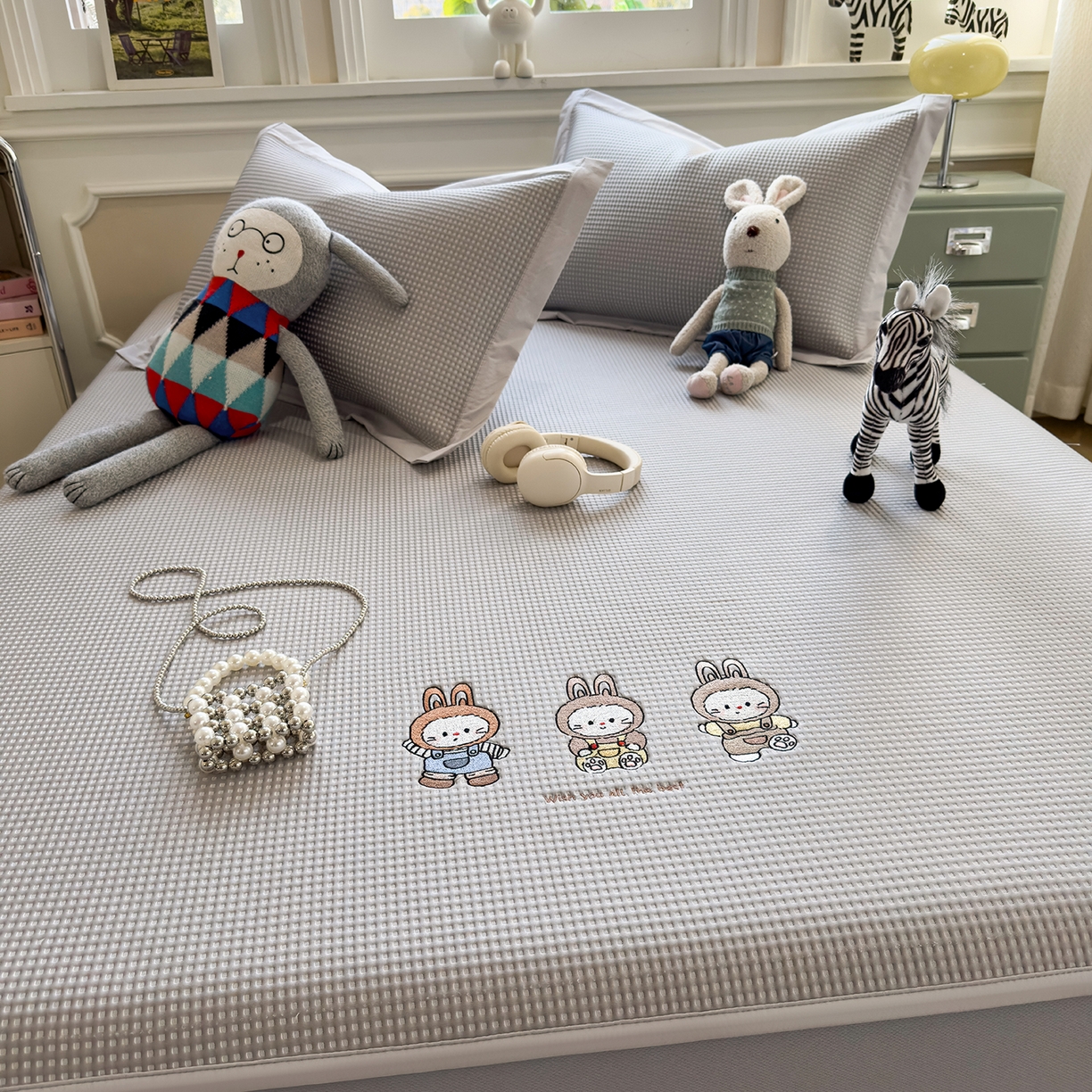 91家纺网 家纺一手货源 找家纺 几禾 2026新款华夫格刺绣款席子凉席 兔免星人-床笠款