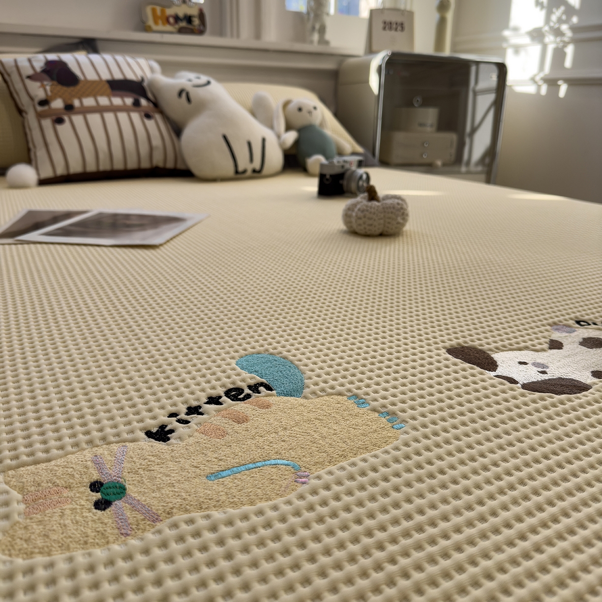 91家纺网 家纺一手货源 找家纺 几禾 2026新款华夫格刺绣款席子凉席 懒懒小憩-床席款