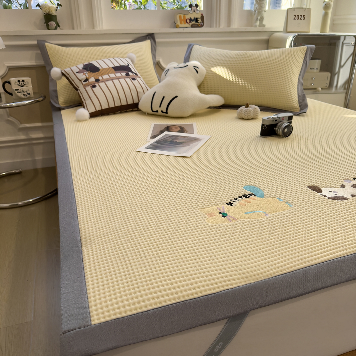 91家纺网 家纺一手货源 找家纺 几禾 2026新款华夫格刺绣款席子凉席 懒懒小憩-床席款