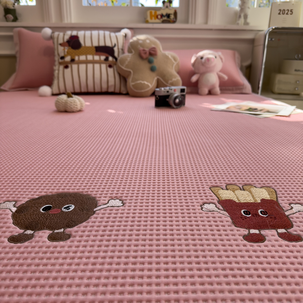 91家纺网 家纺一手货源 找家纺 几禾 2026新款华夫格刺绣款席子凉席 可可喵派-床席款