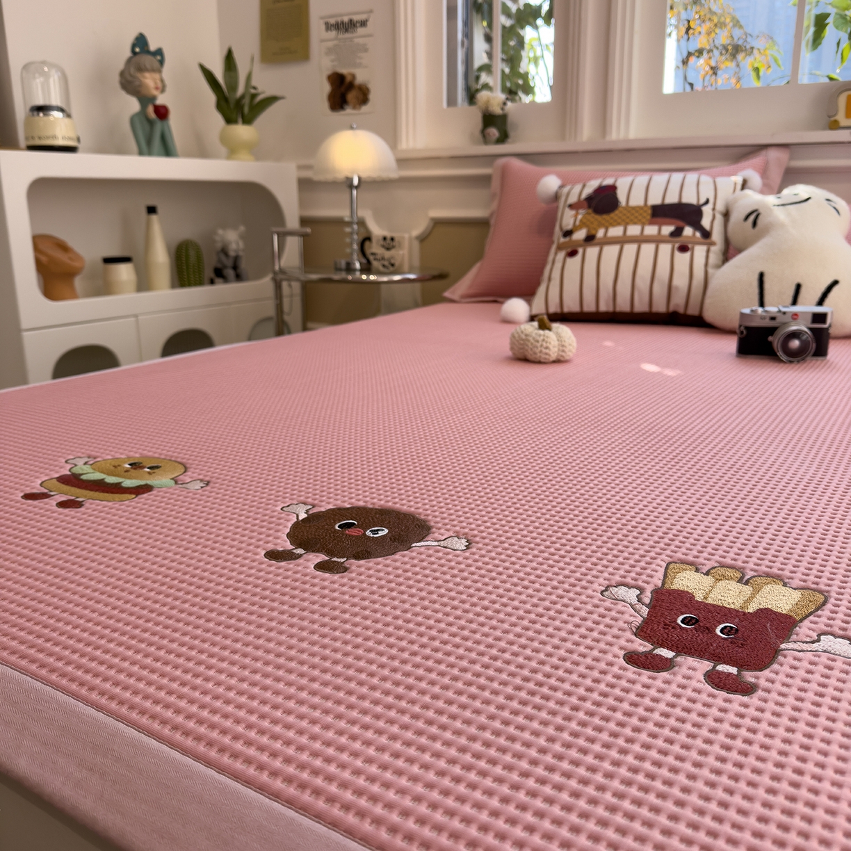 91家纺网 家纺一手货源 找家纺 几禾 2026新款华夫格刺绣款席子凉席 可可喵派-床席款