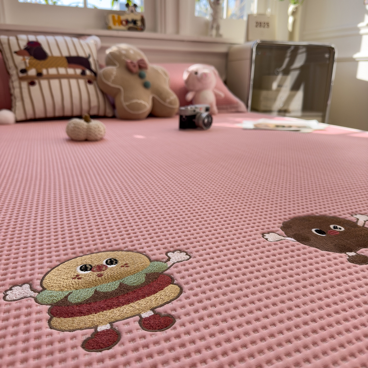 91家纺网 家纺一手货源 找家纺 几禾 2026新款华夫格刺绣款席子凉席 可可喵派-床席款