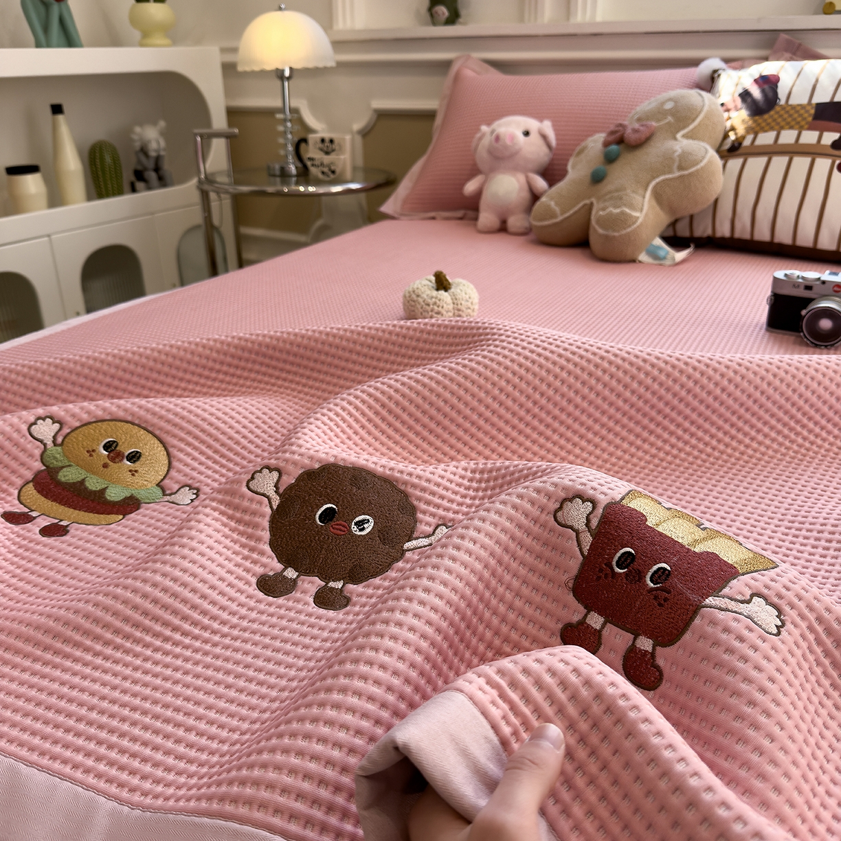 91家纺网 家纺一手货源 找家纺 几禾 2026新款华夫格刺绣款席子凉席 可可喵派-床席款