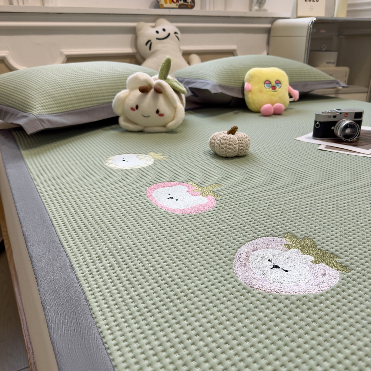 91家纺网 家纺一手货源 找家纺 几禾 2026新款华夫格刺绣款席子凉席 奶冻喵-果绿-床席款