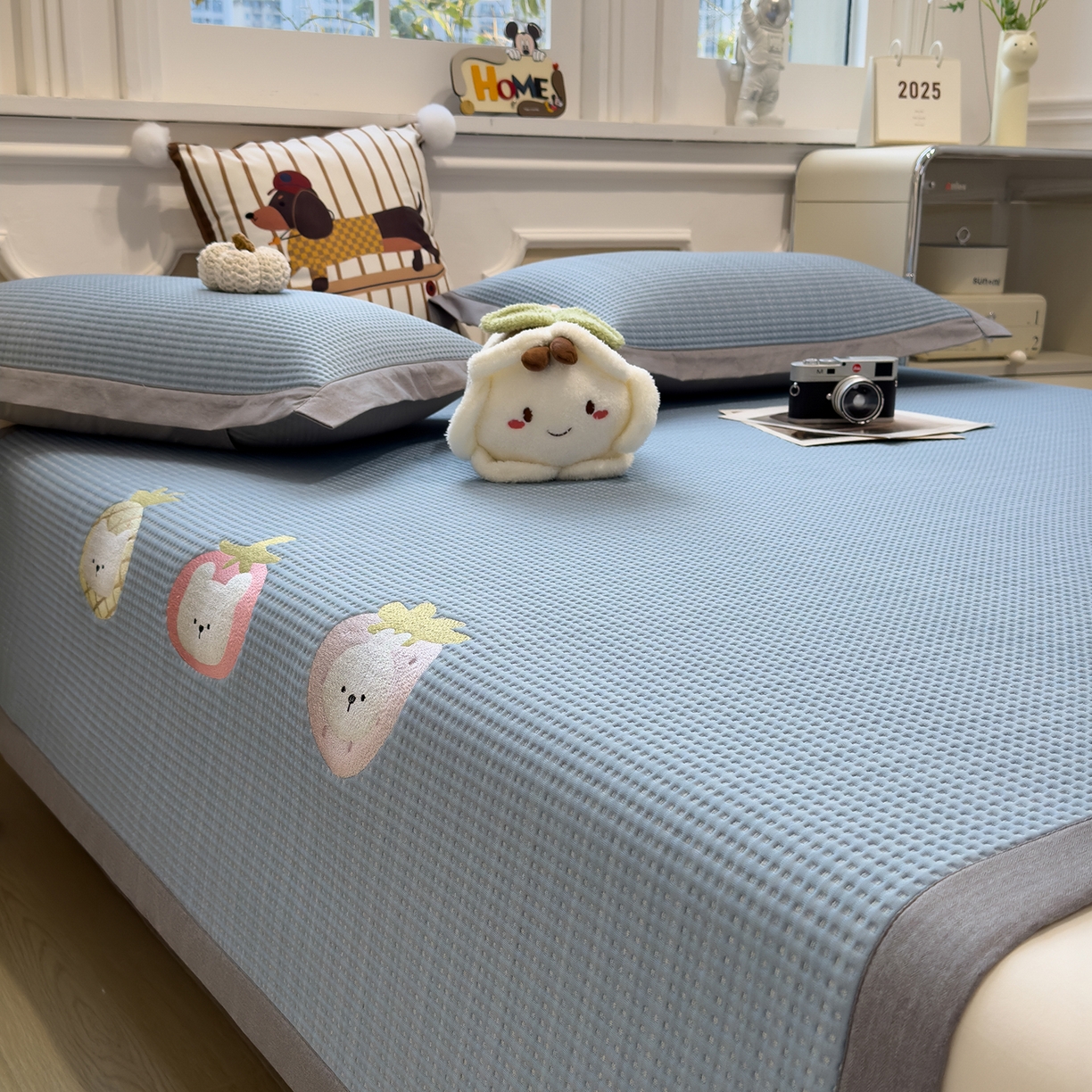 91家纺网 家纺一手货源 找家纺 几禾 2026新款华夫格刺绣款席子凉席 奶冻喵-蓝-床席款